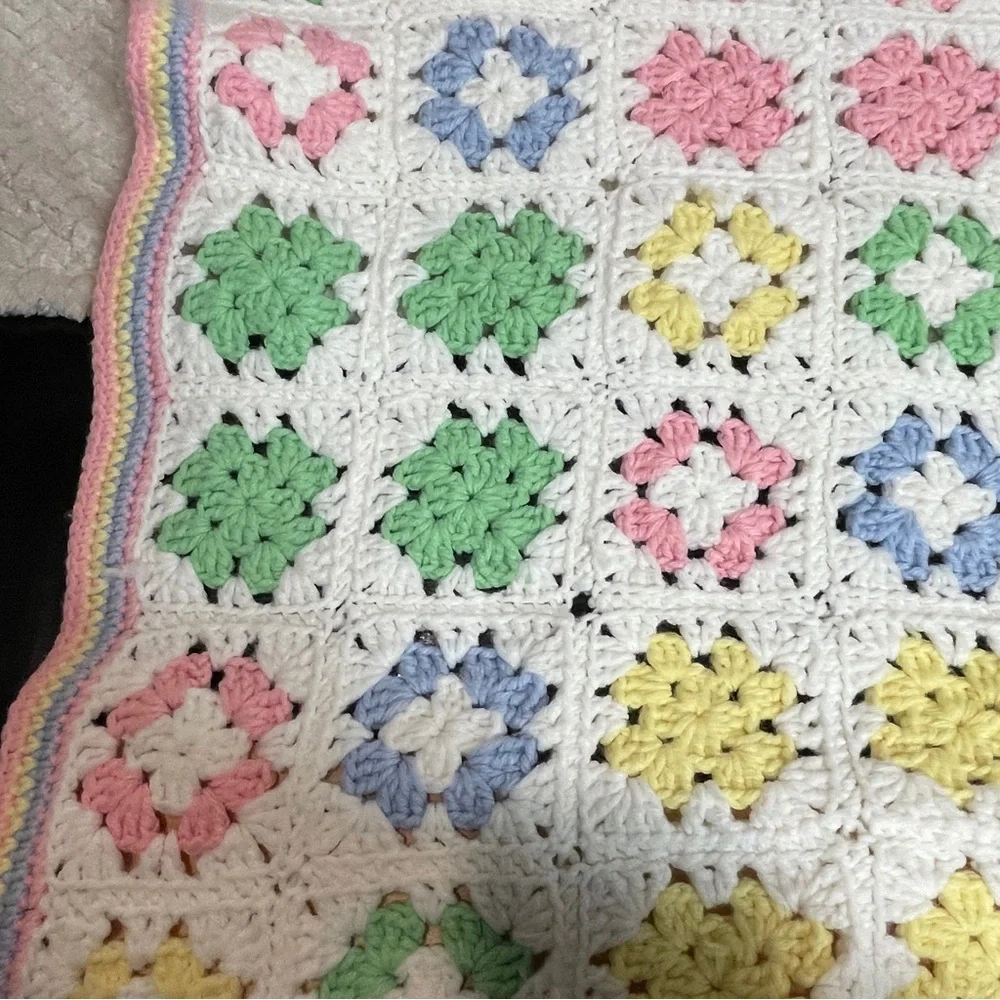 Vintage Handmade Pastel Colored Granny Squares Crochet‎ Baby Blanket 31x34